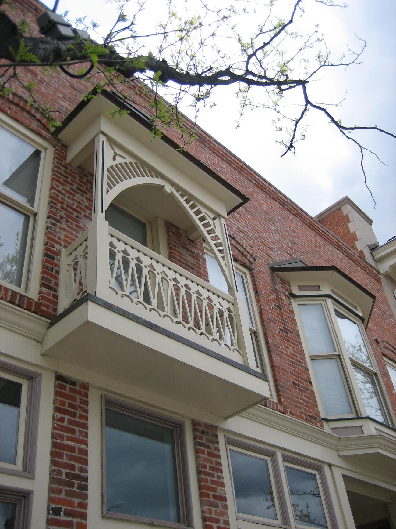 2436 W main Abbot buildingbalcaony detail fb Mike Yost_s